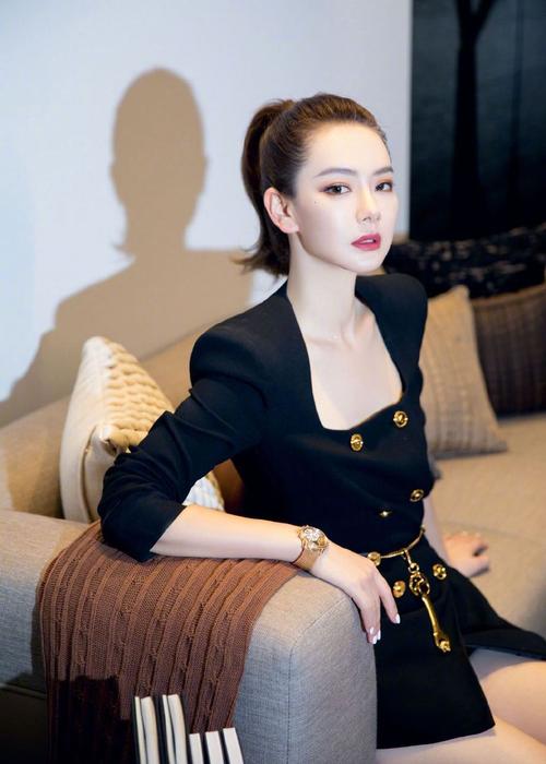 > 戚薇紧身西装裙性感写真图片(4/6)