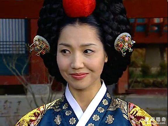 文定皇后是中宗的第三任皇后,中宗的第一任皇后慎氏在中宗坐上皇位的