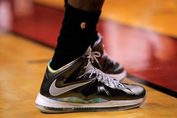 詹姆斯球鞋真人特写照
