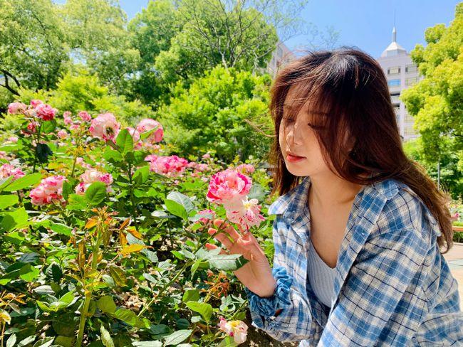 郑合惠子素颜蹲在路边闻花香闭上眼睛的一刹那网友羡慕了