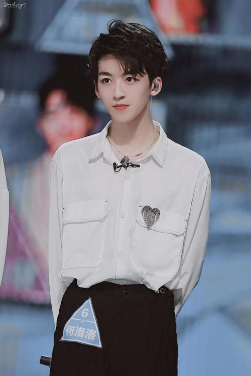 何洛洛黑衣买奶茶,夜感随拍仪式满满,何洛洛塌房是真的吗?