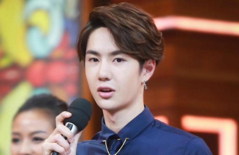 王一博挑战短发造型,机场街拍男友力满满,他为何如此有魅力