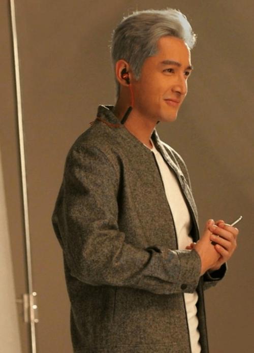 胡歌成大叔控,满头白发,经历了什么不可描述的事