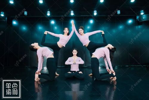 动作要领: 做倒立.如果这对你来说太难的话,你的双脚可以不必抬起.