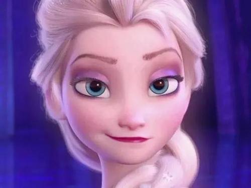 大面积紫色晕染加上全包的眼线和超级稠密的睫毛,让艾莎的眼睛又大又