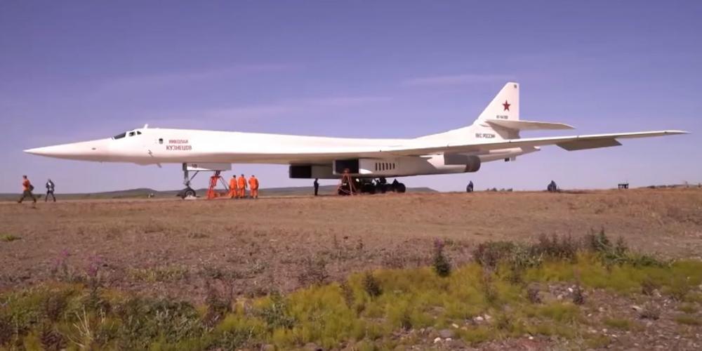 两架俄罗斯图波列夫图-160超音速远程轰炸机在美国阿拉斯加州附近进行