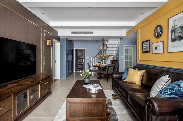 电视背景墙选用棕色做主色调,用金属包边,提高层次分明,也保留了美式