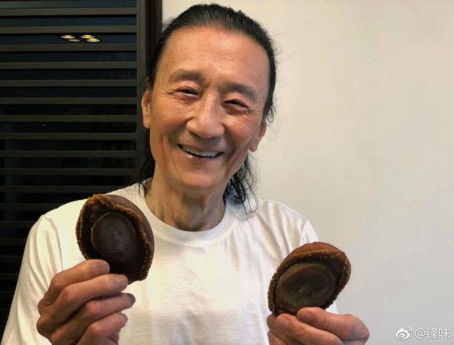 谢霆锋晒82岁老父亲谢贤照片 不戴墨镜的四哥略有皱纹