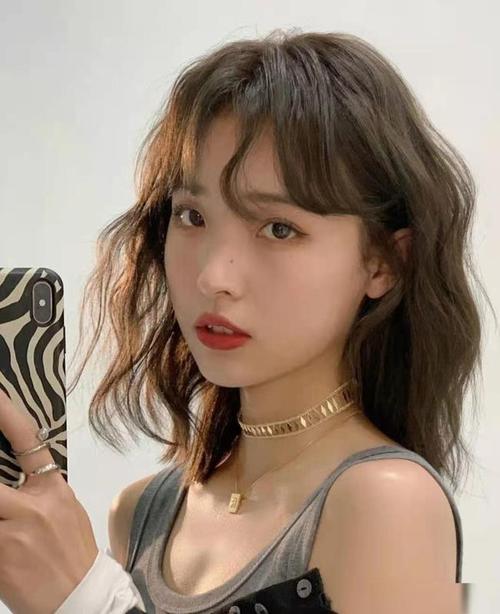 盘点当下流行的短发,"一刀切"满满御姐风,蛋卷发慵懒温柔