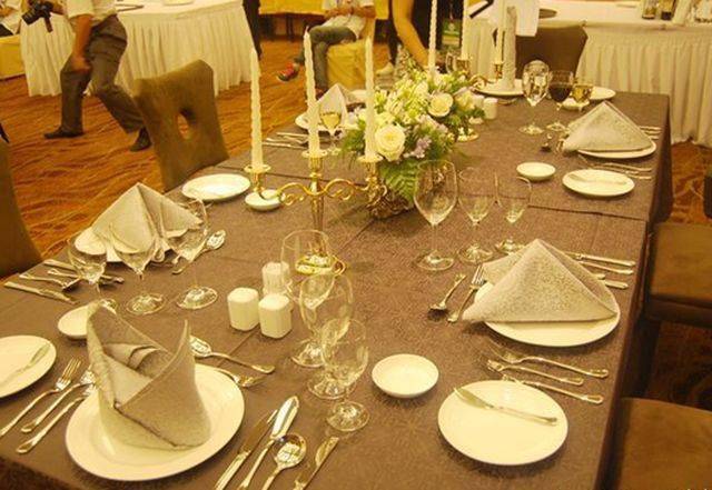 酒店西餐宴会摆台的程序及规范&正餐摆台标准(收藏)