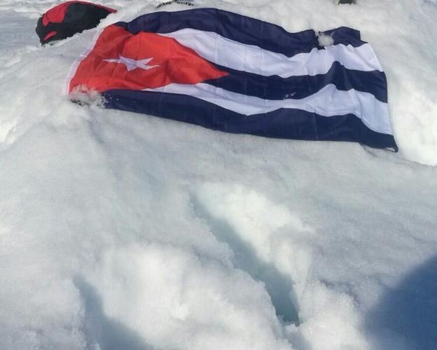 铺在雪地上的古巴国旗 一一远征北极点日记第24篇