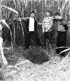 4名男子绑架老板以活埋威胁勒索80万被捕时正在取款