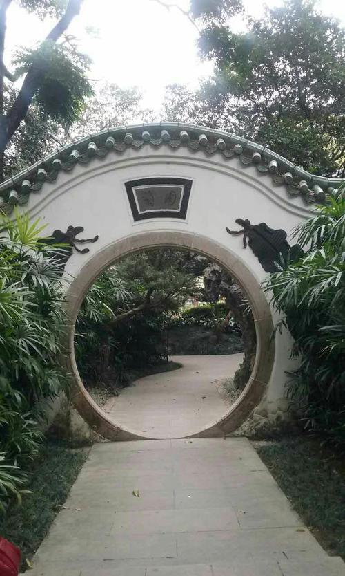 兰圃一建于1951年,园内建筑仿苏州园林风格:拱门,堆山,砌石,水榭