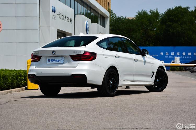 【宝马3系gt2019款320i m运动曜夜版侧后45度车头向右