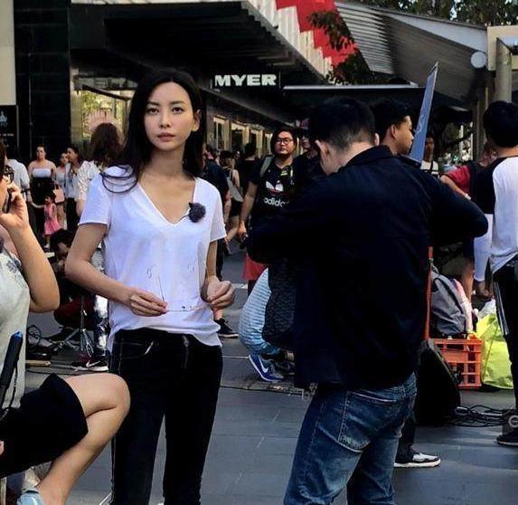 网友国外偶遇于文文街头卖唱,20亿票房女主也这么缺钱吗?