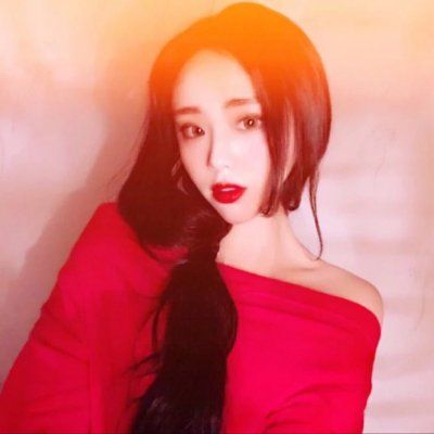超火红色女生头像