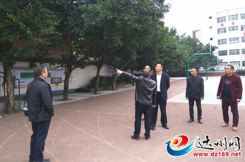 渠县教科局领导深入中滩乡中心学校检查指导学校常规管理工作现场会