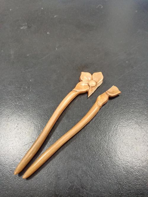 戴了不久的桃木簪子断掉了