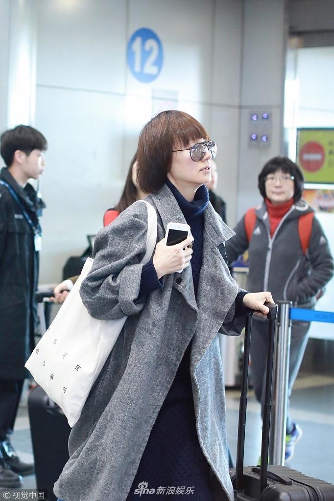 组图:袁泉穿高领长毛衣走低调"通勤风" 墨镜遮面素颜气色好