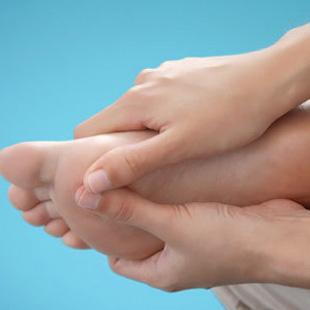 热敷,中药熏蒸,按摩,电磁波等方式可以很好地缓解足部压力,促进脚掌区