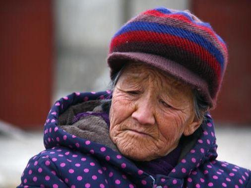 八十岁老太太儿女双全,守活寡四十多年,死了也永远见不着丈夫