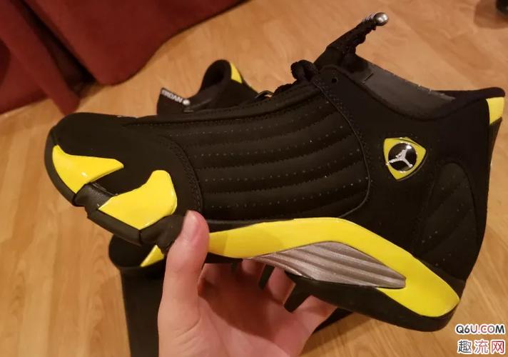 鞋头小飞人标志.鞋底黄色的xiv小标记和红色的飞人标记,很抢眼.