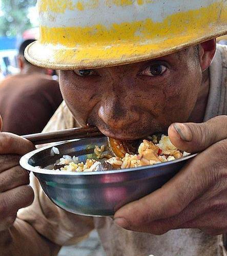 农民工的午饭, 大碗吃肉喝酒! 工地干活辛苦, 吃完再来一碗