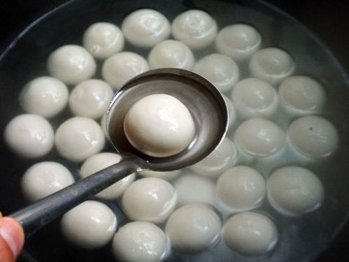 煮汤圆,记住别直接下锅,做法经验全分享给你,不破皮不