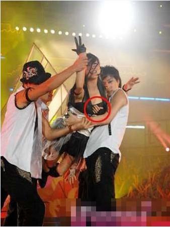 无奈被揩油 众女星惨遭袭胸瞬间