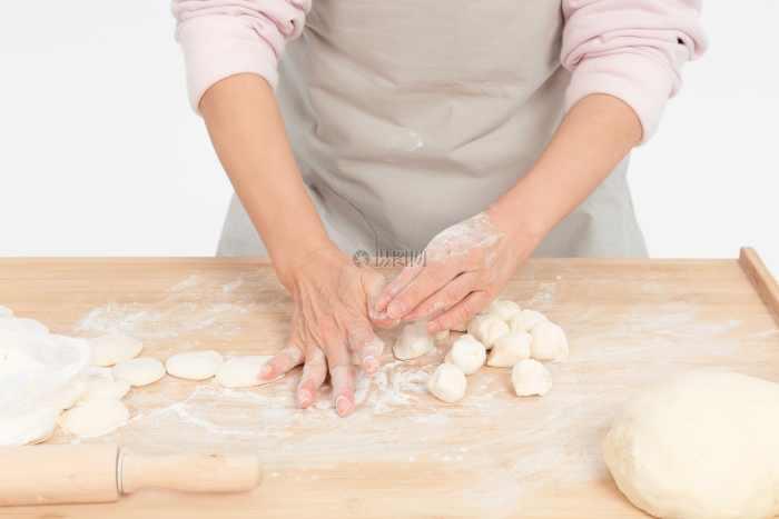 捏面团压饺子皮