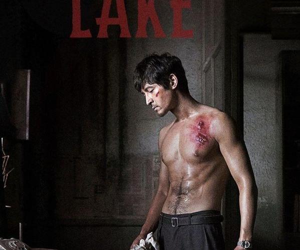 近日曝光海报,其中胡歌的个人海报中,他裸上身露出精实身材,不仅有