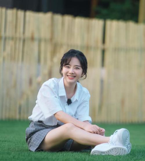 谭松韵波浪长发甜美不再轻熟优雅气质取代穿白裙女人味十足