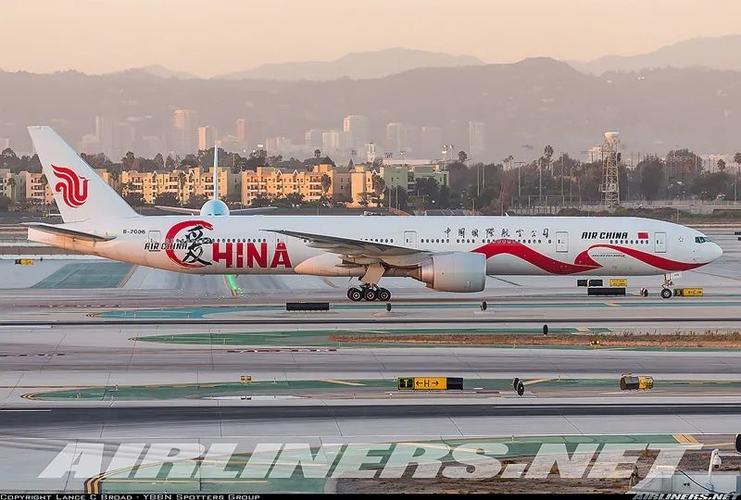 作为国航的彩绘机爱中国号还是非常漂