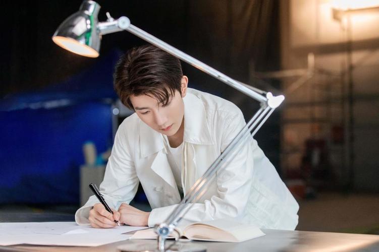 王源帅气休闲迷人写真