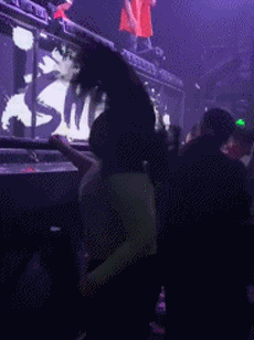 微胖的女人在酒吧甩起飘逸的长发_手机表情党