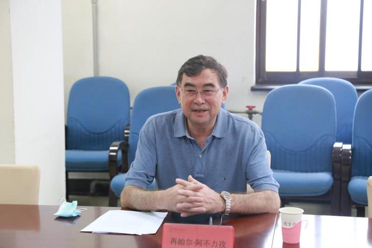 再帕尔·阿不力孜到图书馆进行工作调研-中央民族大学