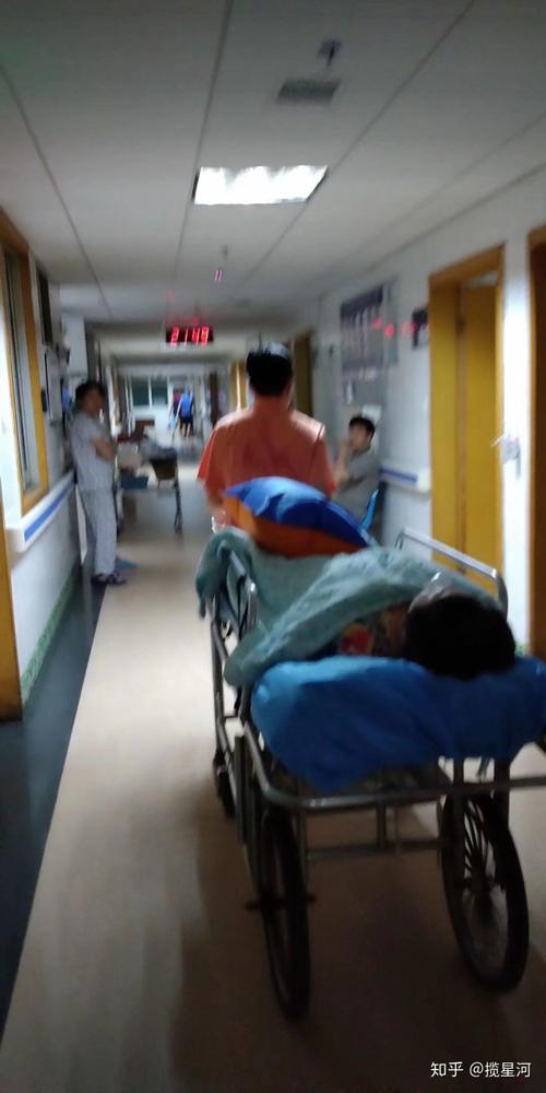 8月19日晚上22:00多她被推了进去,这是从血液科病房出来拍的照片
