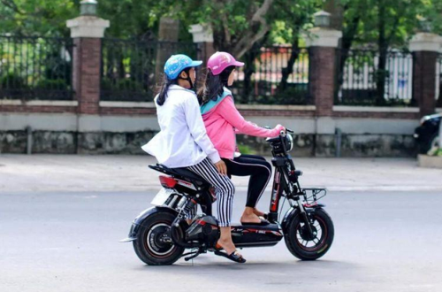 电动车载人出新规2禁1限正在实施骑电动车需要注意了