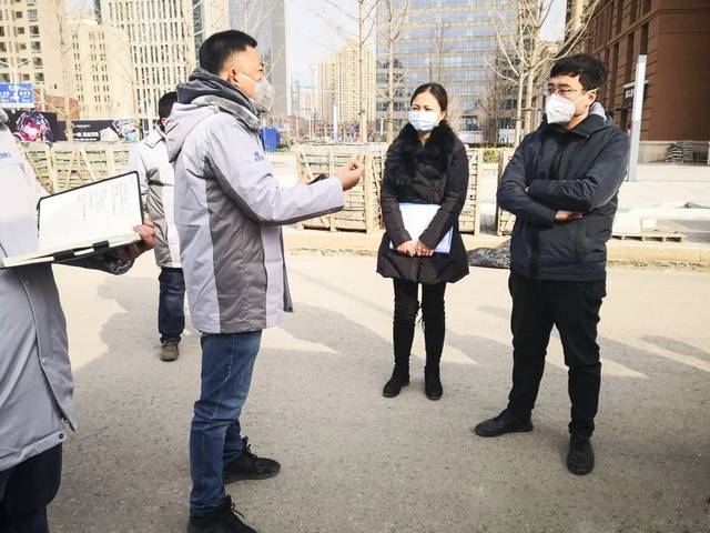 李东副区长现场听取了项目负责人王亚晨关于项目疫情防控措施落实和