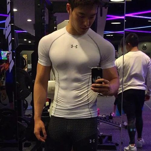 是当红的时尚健身男模,被台湾媒体评为"高智商,高颜值,高肌肉"的三高