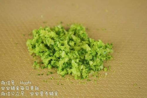 7,将西兰花切成碎末.