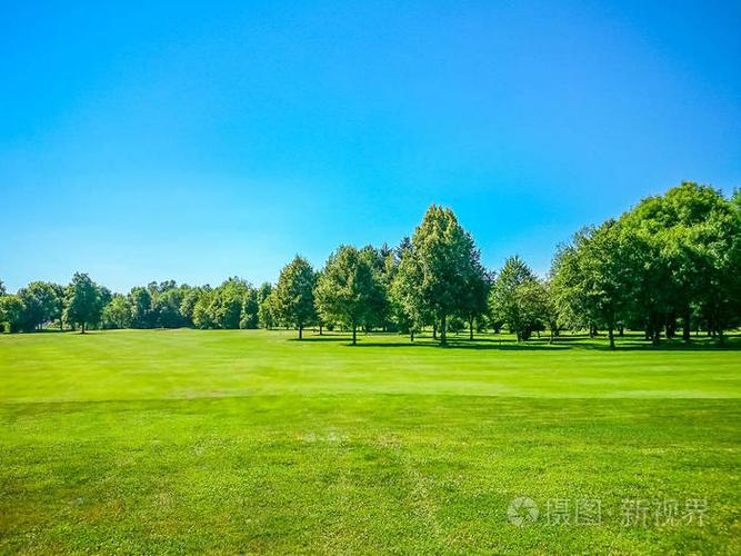 高尔夫球场,天然的绿色草地,蓝蓝的天空