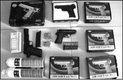 安陆警方缴获的6支仿64式手枪及200余颗钢弹.通讯员 卫东 摄