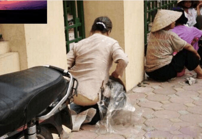 女人在农村上厕所,常遇到的尴尬事!