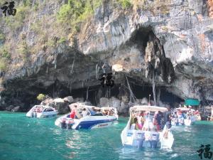 燕窝洞在苍南县望里镇大蜥山西南半坡,入口处为龙泉寺即下洞.