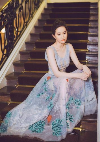 谁说刘亦菲身材发福?一袭白裙秀曲线!