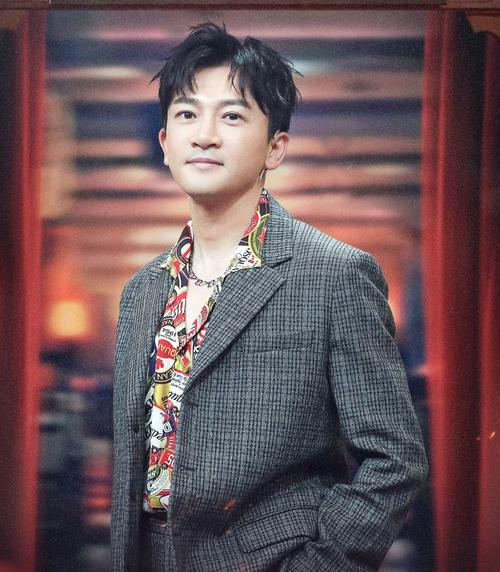 苏有朋穿格纹西装,造型青春时髦,这哪像47岁!看来发型