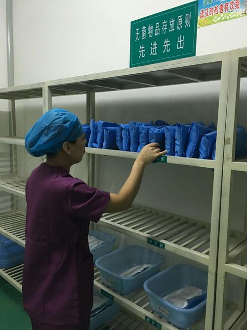 储存与发放: 将换药碗按照先进先出原则摆放在无菌存放架上,并清点