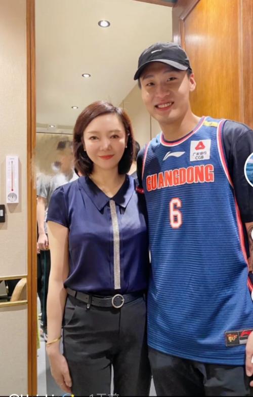 胡明轩母亲晒与广东众将单独合影!威姆斯很绅士,赵睿母亲显微胖