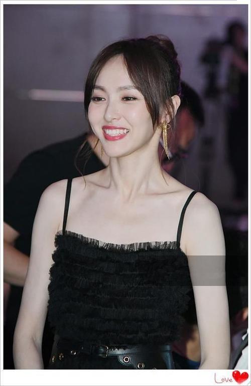 看了唐嫣的锁骨,再看看宋茜,网友:终于知道丰腴和苗条